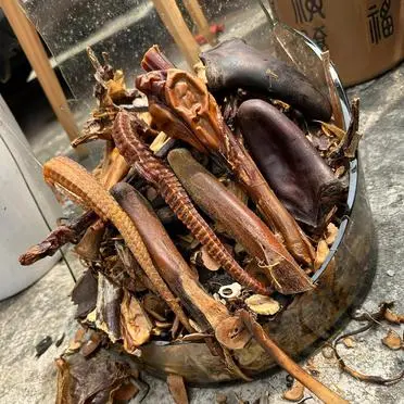 这么大人了，在爸妈家打碎了老爸的药酒，竟然有一种小时候闯祸后的惊恐感！

无它，