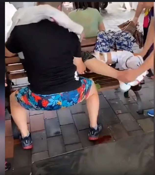 疯狂大妈不顾保安劝阻，在玻璃桥上疯狂跳舞结果，结果玻璃桥碎裂，大妈们都掉下去了，