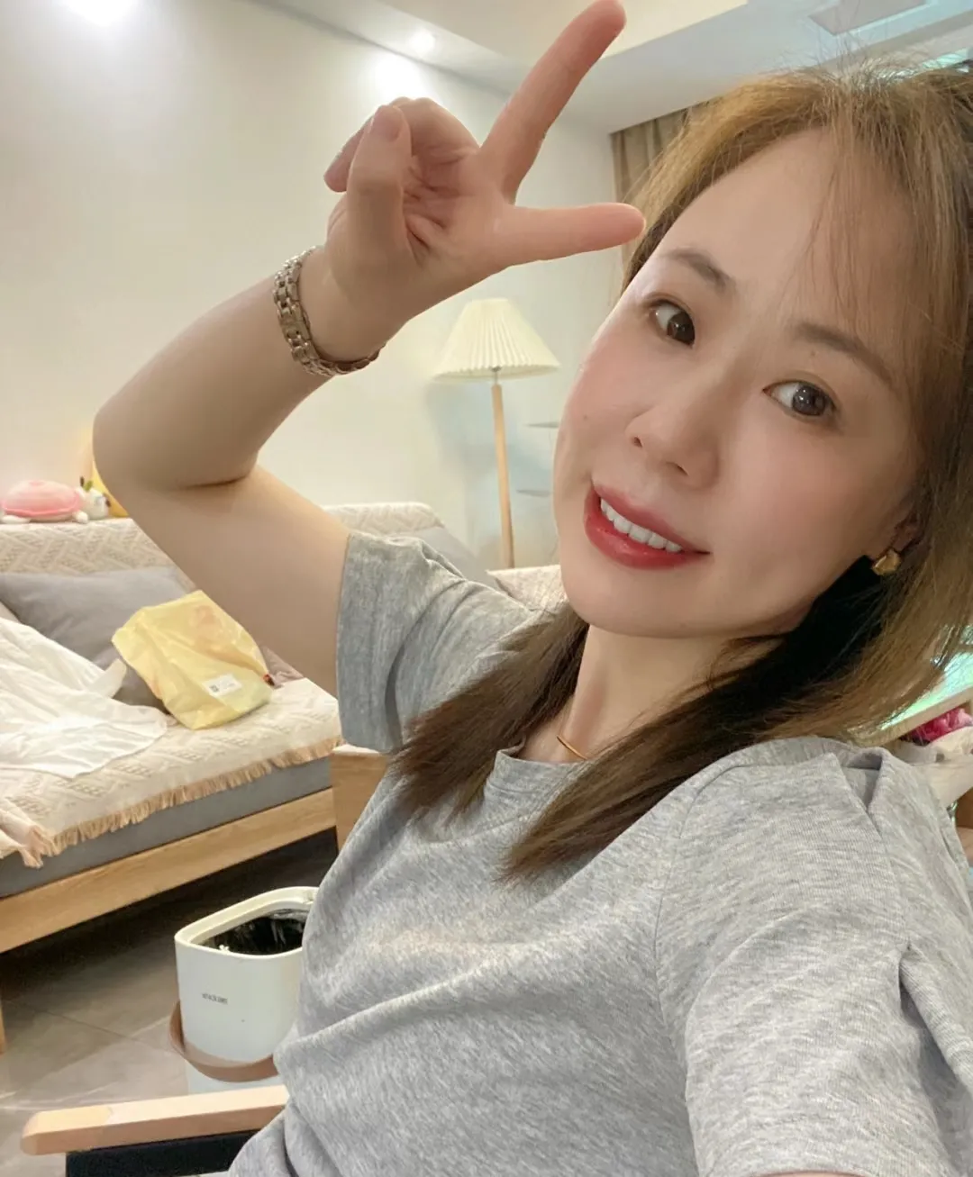 我公司有一位女同事欠我一万元，每次向她索要，她总是说：“钱是没有了，要人你可以带