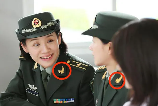 请大家注意看，真是没想到这张照片中的两位女军官的区别会如此之大！两人同样都是陆军