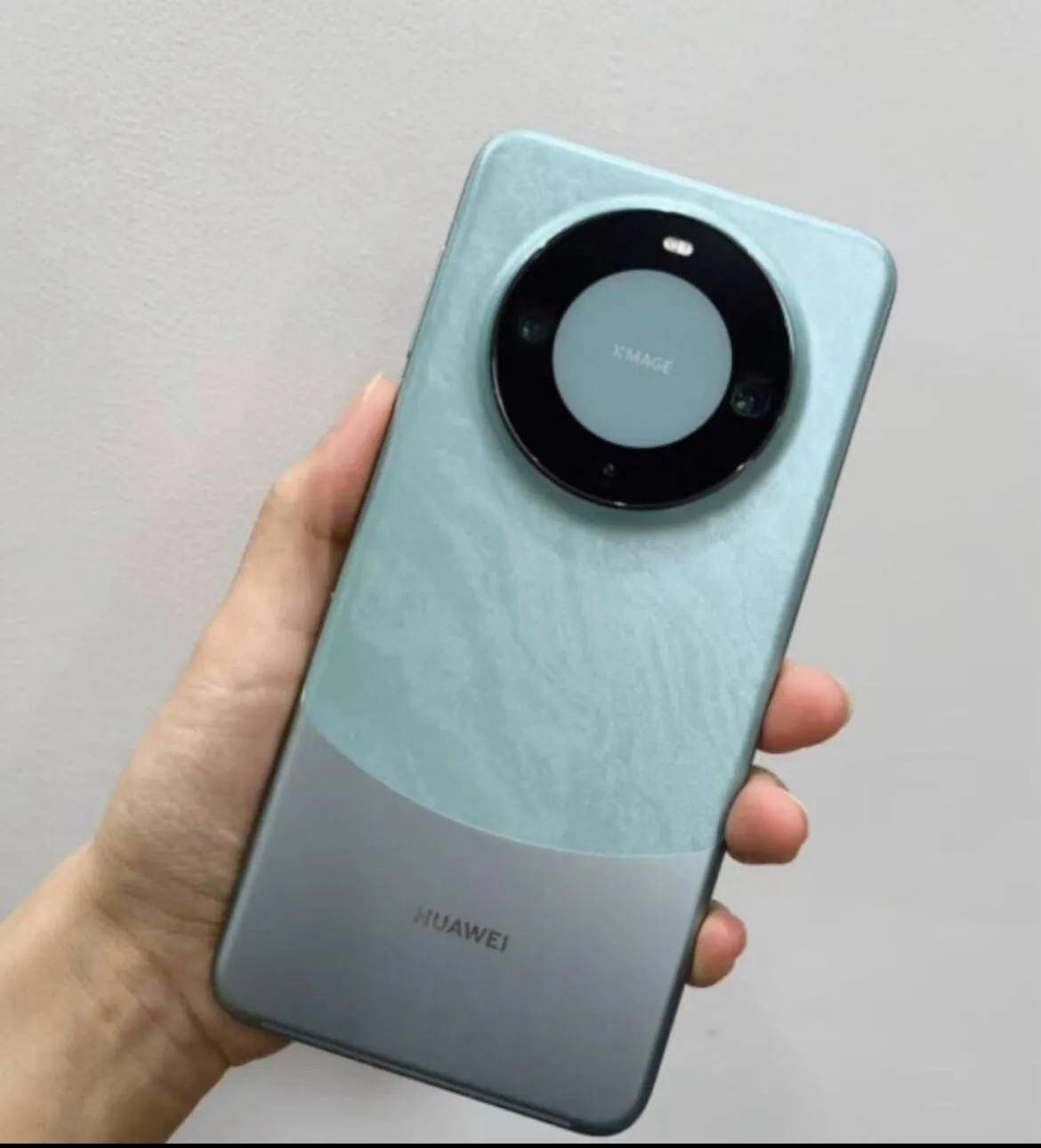 表妹和我说：真是气的想吐血；她刚买一个华为mate60por,花了8千多块钱，晚