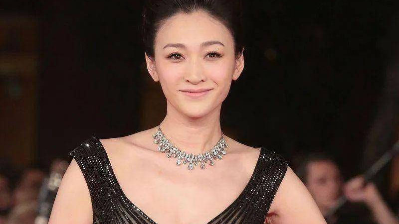 李小冉的身材有多撩人？穿大码抹胸裙性感十足，47岁仍令人心动