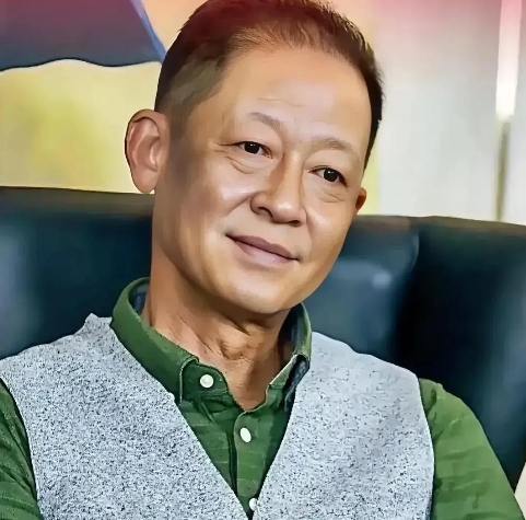 王志文说：“一个男人不吸烟、不喝酒、不嫖娼、不赌博，性格内向，不喜欢社交，不参加