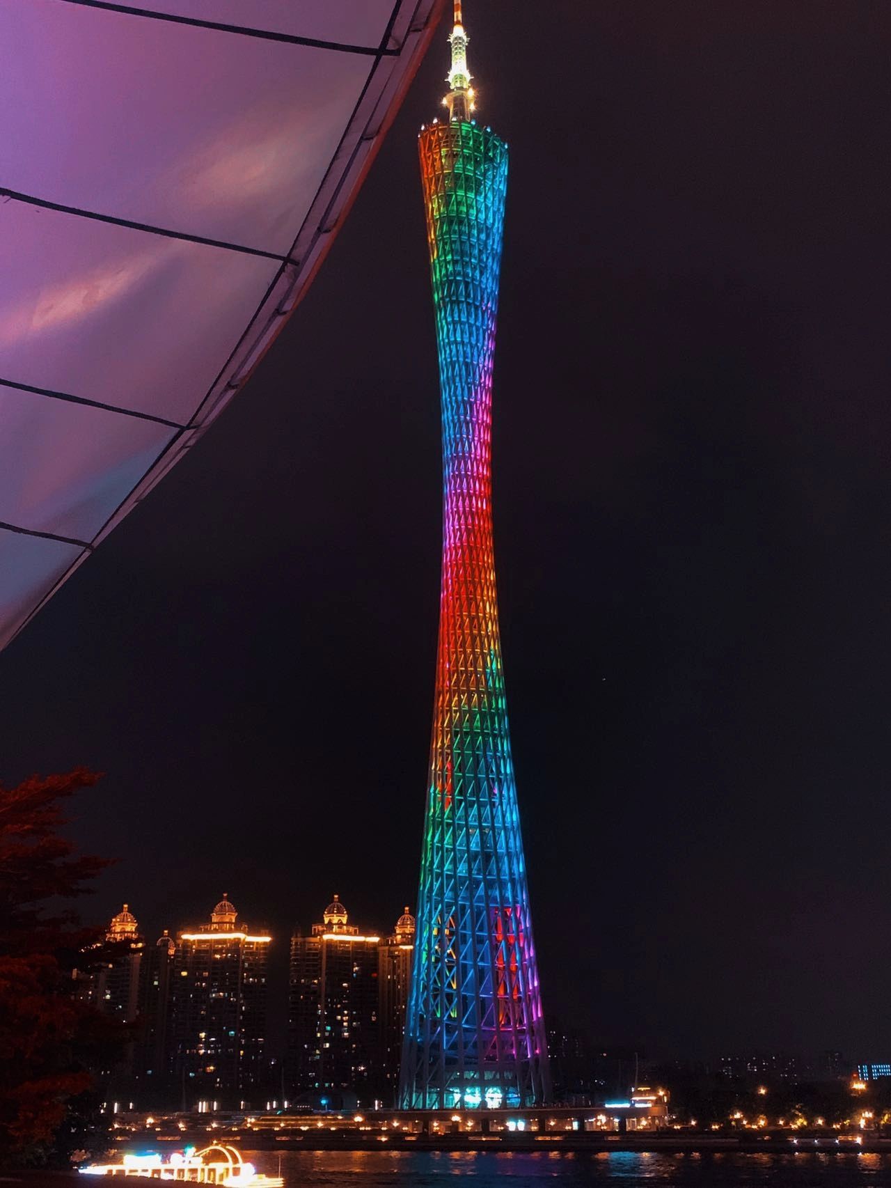 欣赏广州塔江景，在户外露营烧烤太惬意啦～