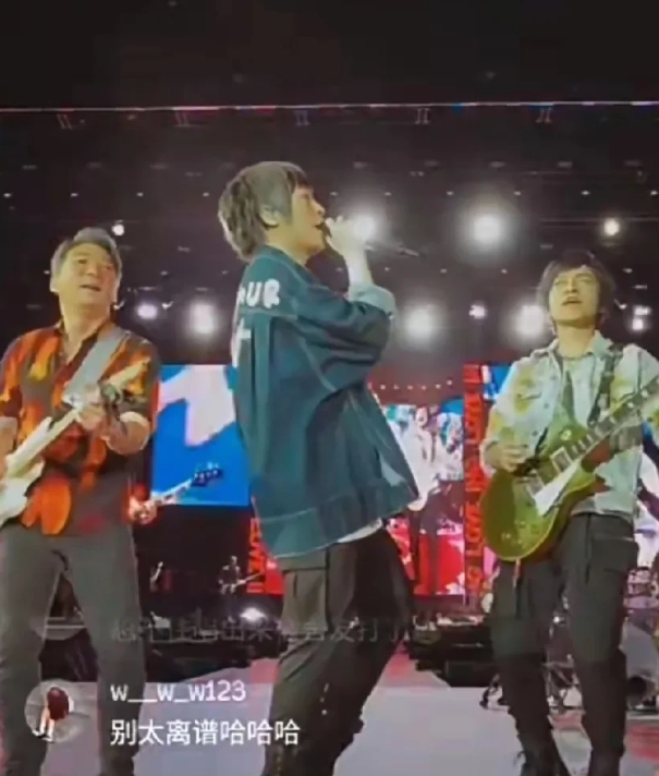 五月天做了个糟糕的决定。
五月天原本想借巴黎演唱会洗白，特意在网上全程直播，结果