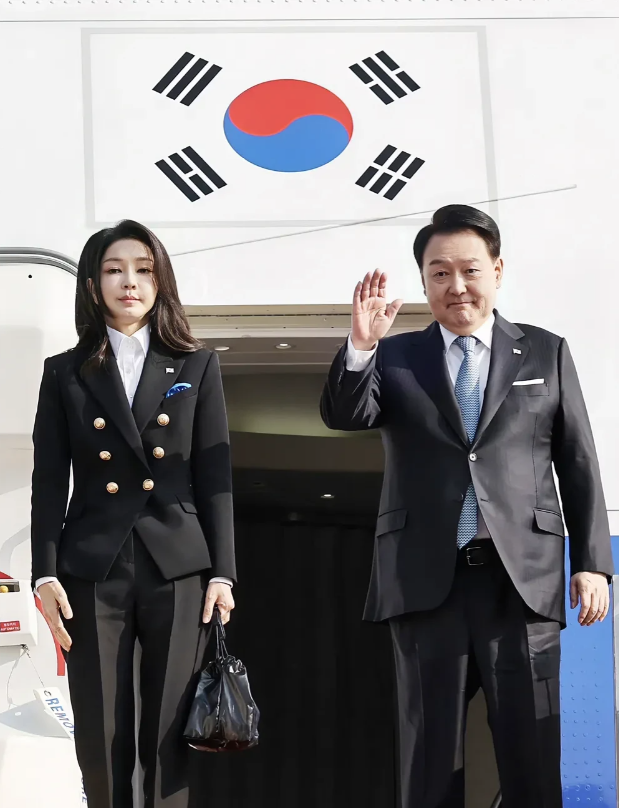 太尴尬了！韩国总统尹锡悦在质疑之声中启程赴美出席第三十次APEC领导人非正式会议