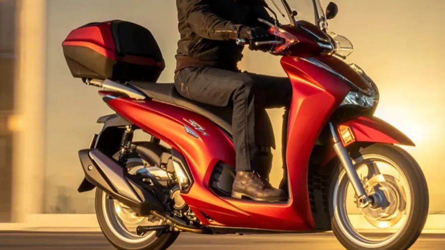 在欧洲畅销的踏板摩托本田SH350I，350CC级别中少有的平踏板摩托车型