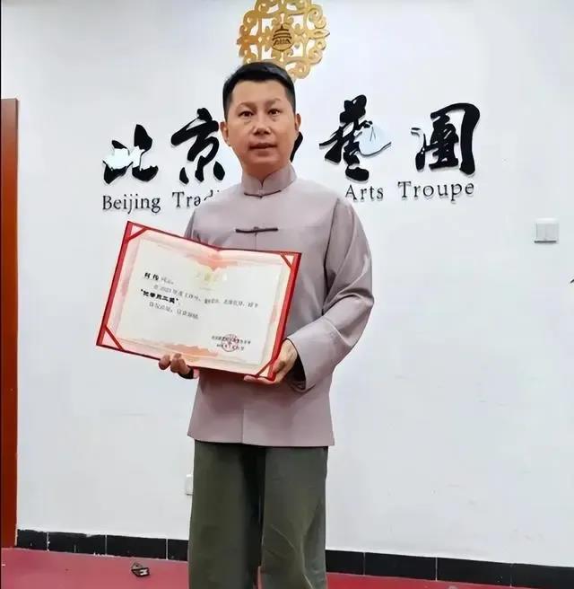 郭德纲没做到的，曲协给办了，直接给何云伟摘了云字！

与曹云金一直嘴硬说云字是张