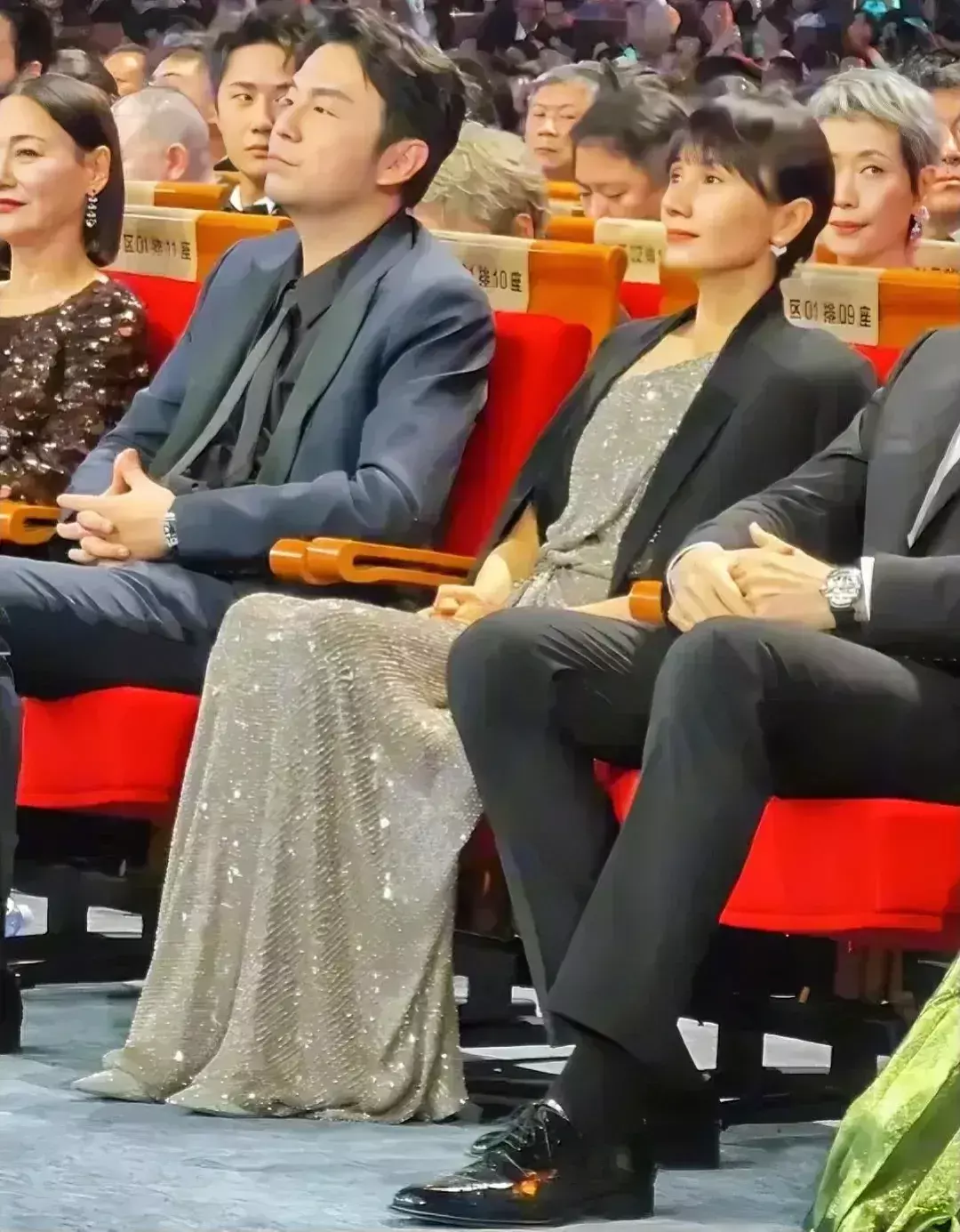 雷佳音一边是袁泉，另一边的演员不认识，坐第一排应该很有名，只是我不认识！