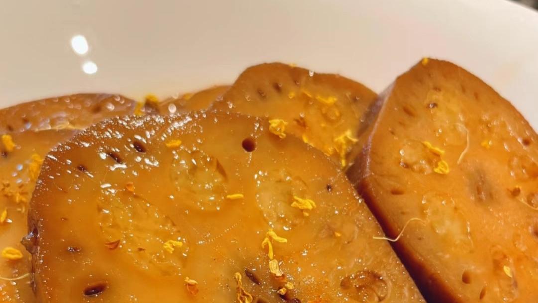 今日分享：桂花糯米藕，一口咬下去甜而不腻，还有桂花的淡淡清香