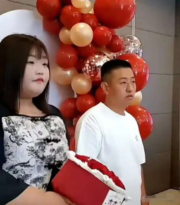 两人相亲26天，男子32岁，女子20岁，男子的父母为了防止夜长梦多，迅速给两人订