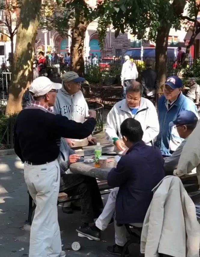 你以为这照片里的老人家是在中国，
其实这是在美国！
其实他们都是一群移民在美国养