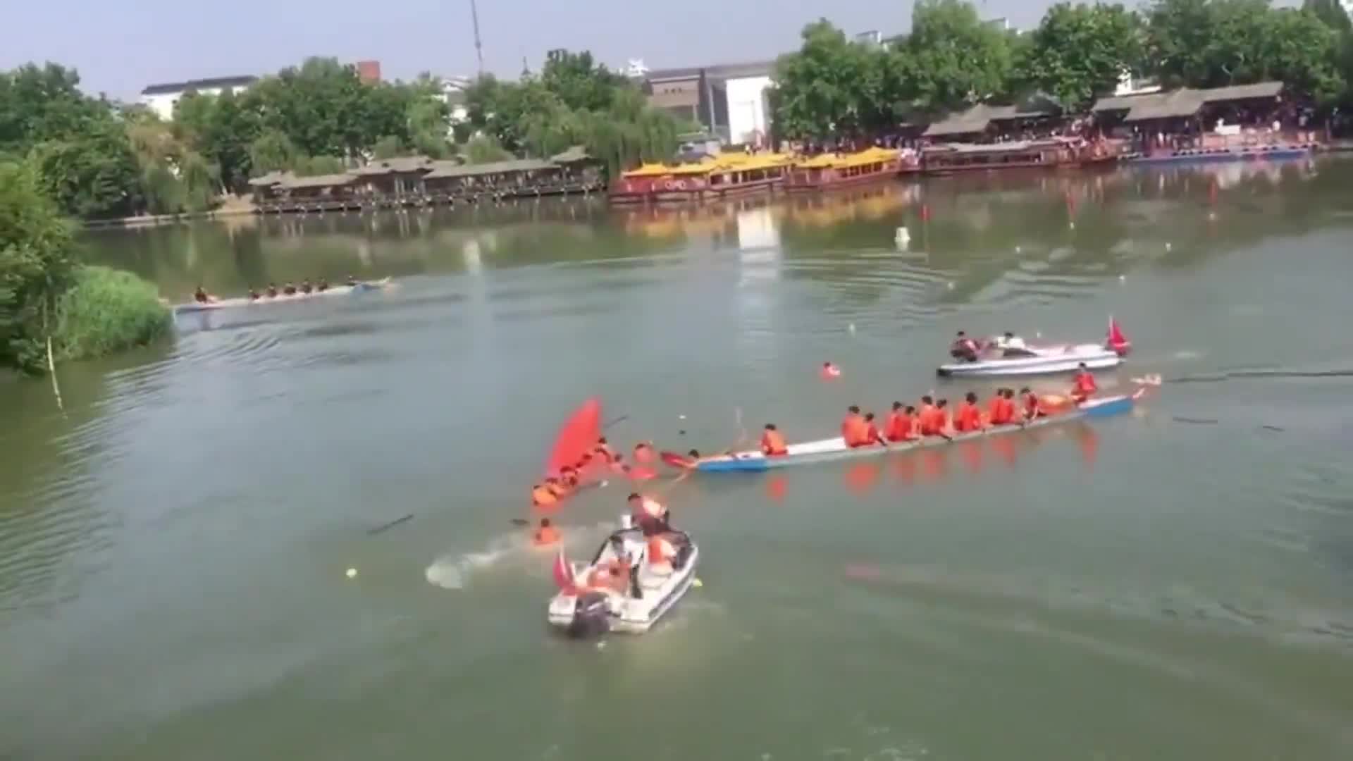 友谊的小船说翻就翻，划龙舟的居然不会水！