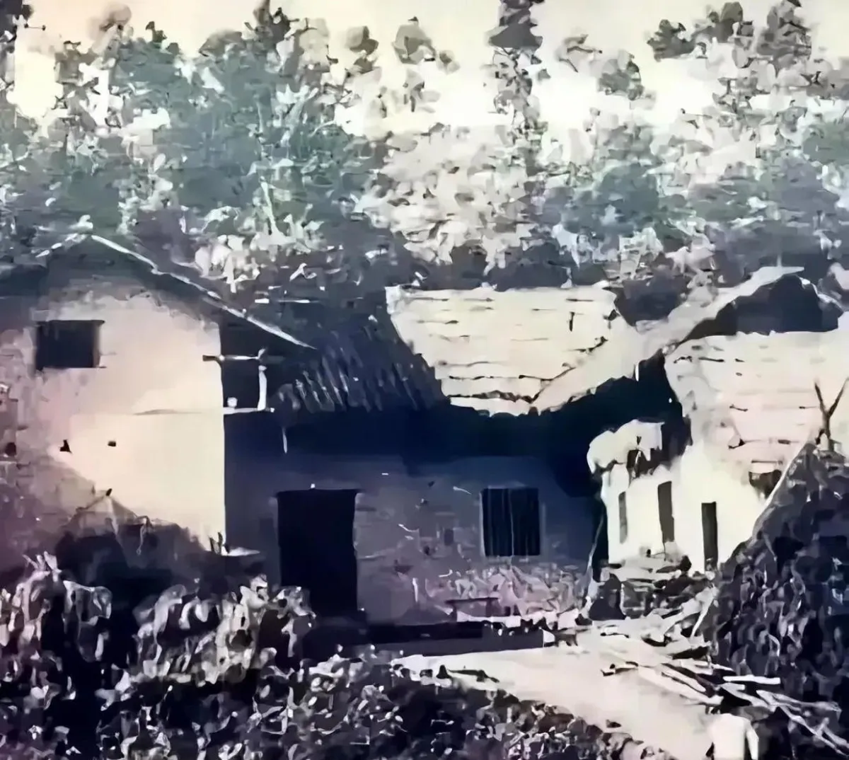 毛主席故居的今与昔：第一张照片是解放前的毛泽东故居，第二张是1959年的毛泽东故