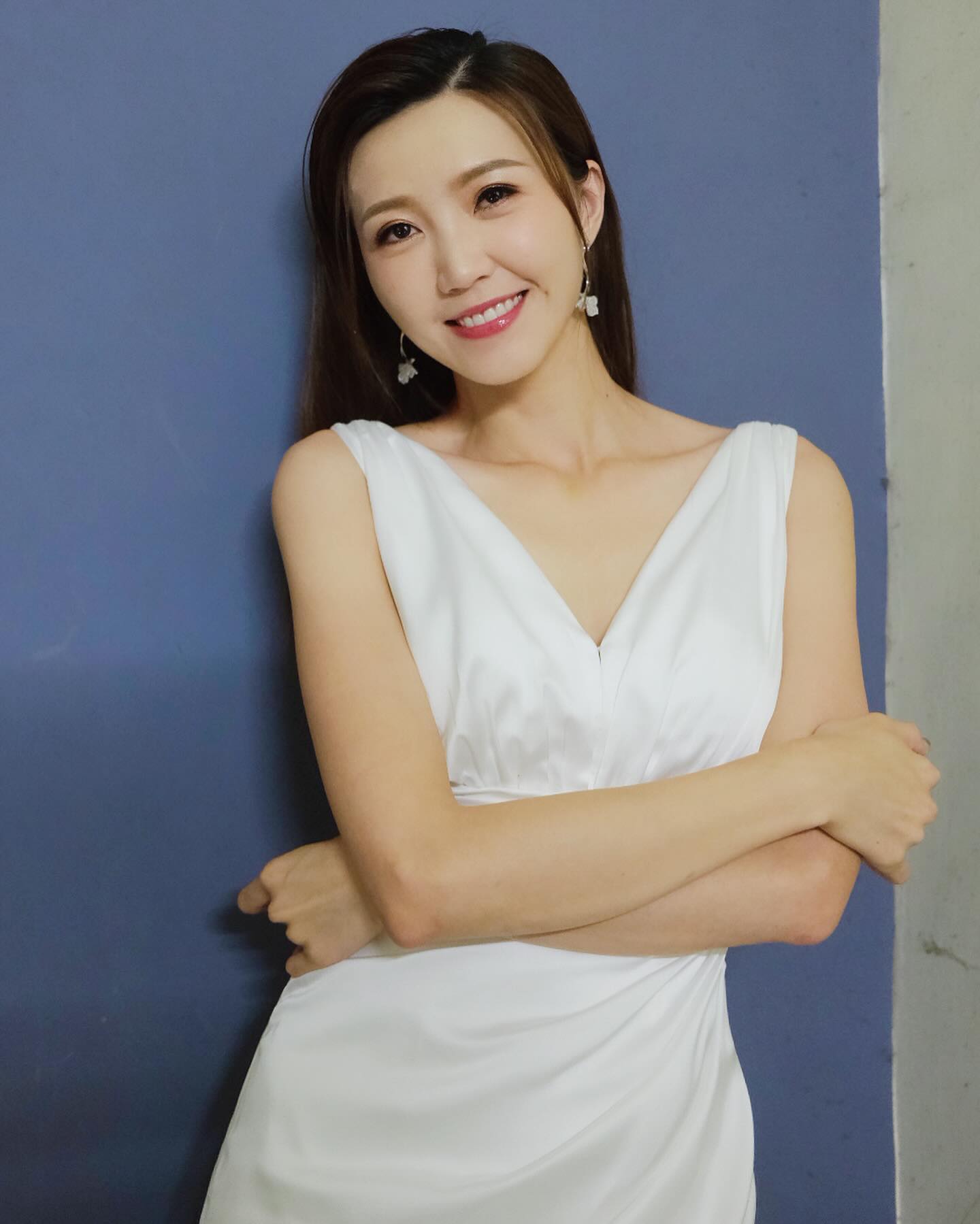 她是香港很出名女歌手，以前很多TVB电视剧主题曲都是她唱，老歌迷应该知道她的名字