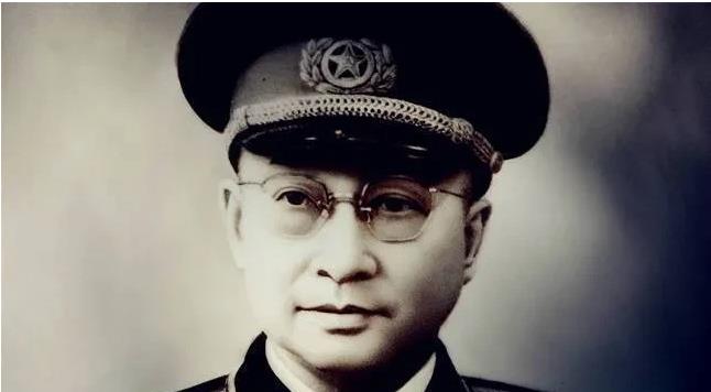 一死刑犯被押到北京恭俭胡同后，一抬头，发现陈赓站在跟前。他“噗通”一声跪在地上，