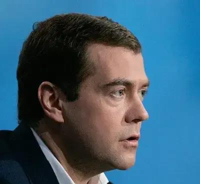 梅德韦杰夫写道：“亨利·基辛格去世了。多年来，他一直忠实地为国家服务。同时，他也