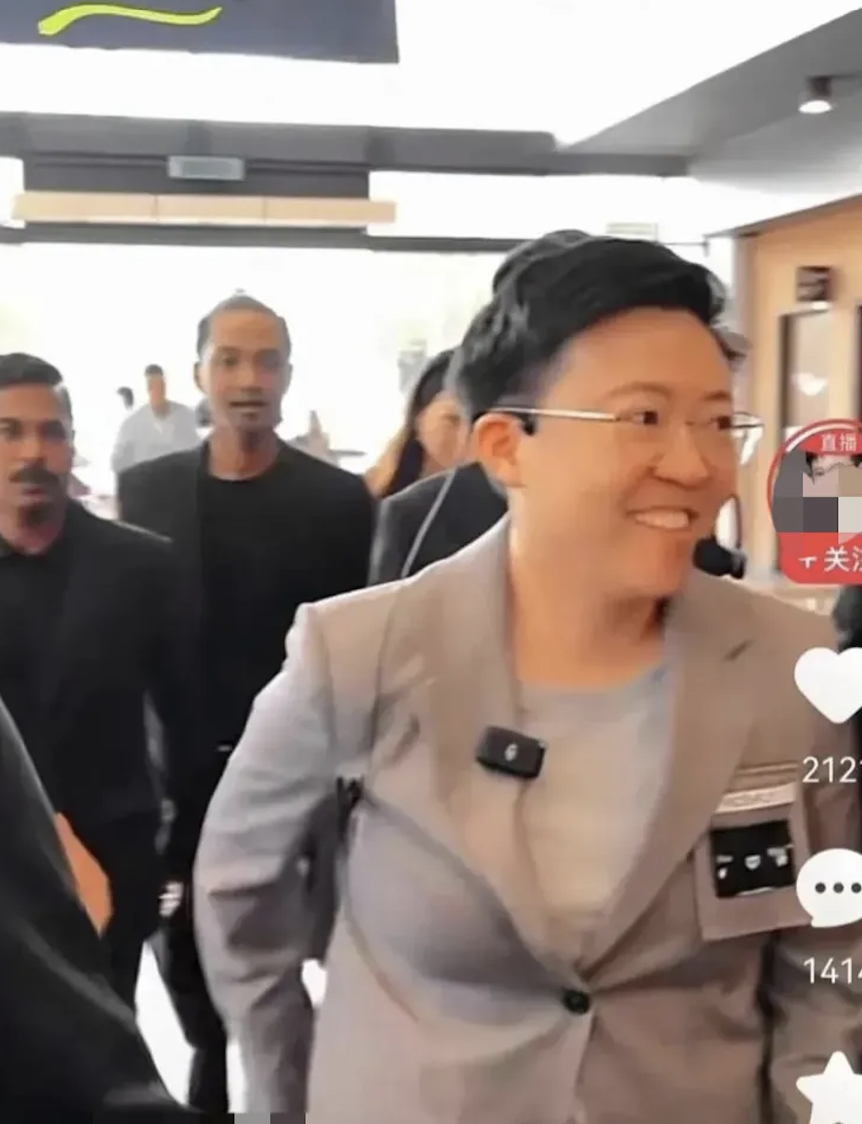 一个朋友就很崇拜成功学老师，经常看她的视频，可能也买过课，来我们这的时候还去现场