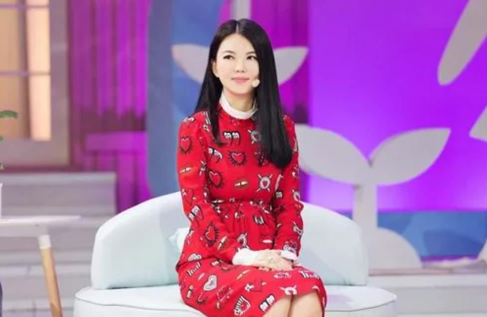 李湘母女俩是极具争议的人，虽然生活无忧，经常出入高档场合购物，吃饭，喝下午茶等，