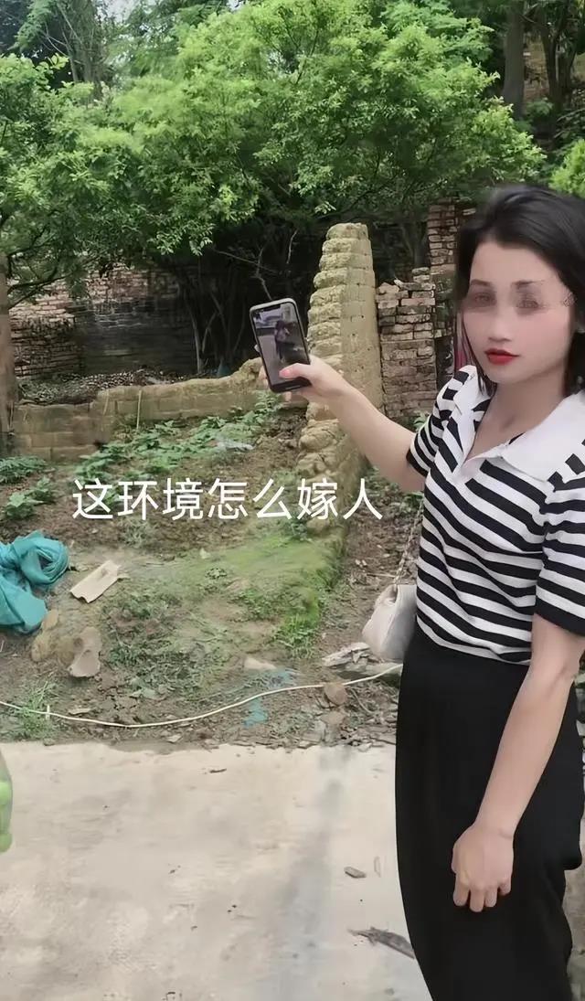 想象一下，在那些青山绿水环绕的小村庄里，美丽的姑娘们就像春天里的桃花，一个个盛开