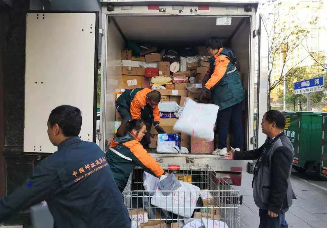 “交警违法败诉！”四川，一邮递员将邮车，停在邮局门口路边卸邮件，因邮车距红绿灯不