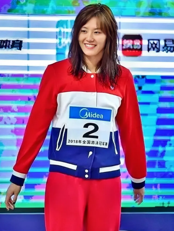 中国体坛12位高个子女运动员：
1、韩旭（篮球），     身高211cm
2、