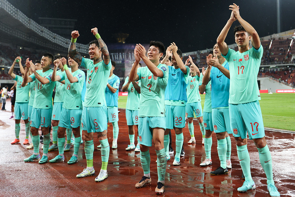 国足赢了球，我们还是不要吝啬自己的赞美。本场比赛，国足面对了很多困难。首先就是天