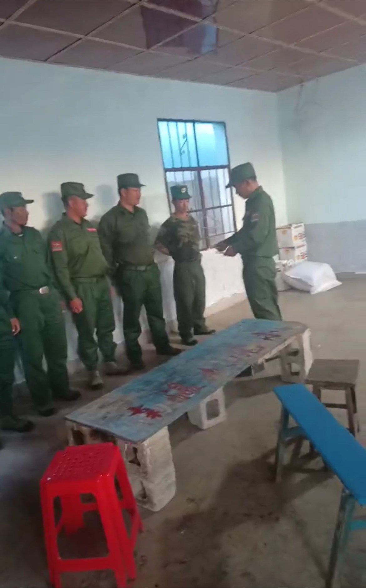 打胜仗就要发奖金发红包，果敢同盟军给参战士兵发现金红包奖励。奖励大家连续作战71