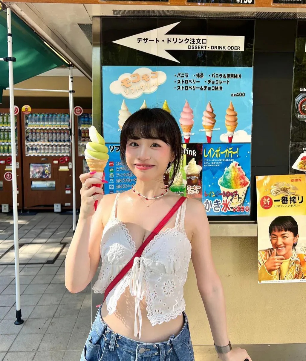好清新好甜美的女孩子呀！青春貌美，富有朝气，长相是属于很耐看的那一种，穿衣打扮更