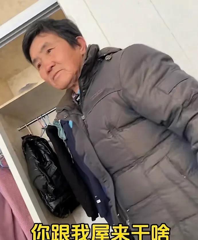 
“这个婆婆火了！”河南，女子和婆婆吵完架后，气得钻进卧室不出去，不料婆婆突然敲