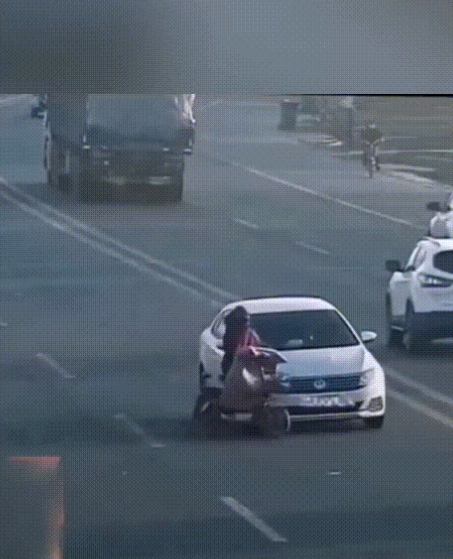 快车道任性变道，可不是谁都会惯着你。视频中，一辆白色轿车在正常行驶，在轿车右前方