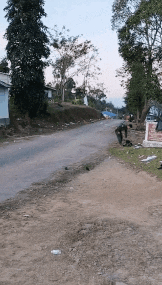 缅军第125营打出巨大白旗，大批突击步枪和防弹衣全部放在院子里，士兵解除武装排队