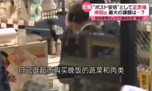 一个国家的首相自己买菜，自己做饭，自己刷碗，就问你信不信？
在一组记者跟随拍摄的