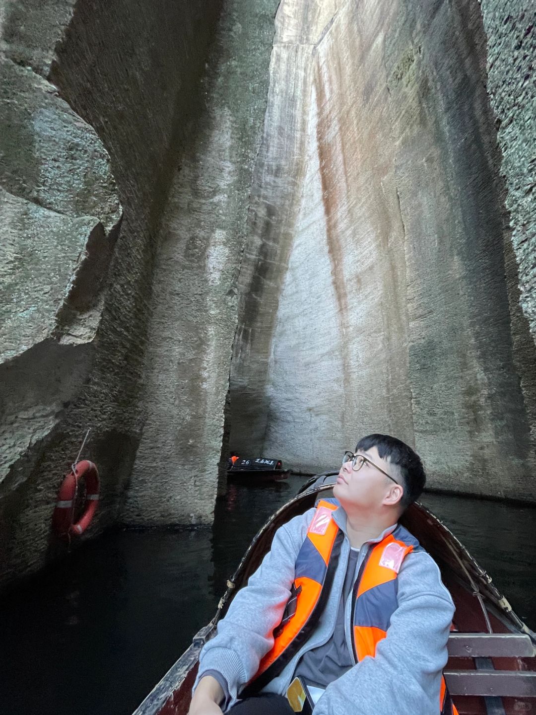 绍兴东湖⭕️排队❗真的不用包船❗
🎫门票50元/人
🛶船票40元/人  或者