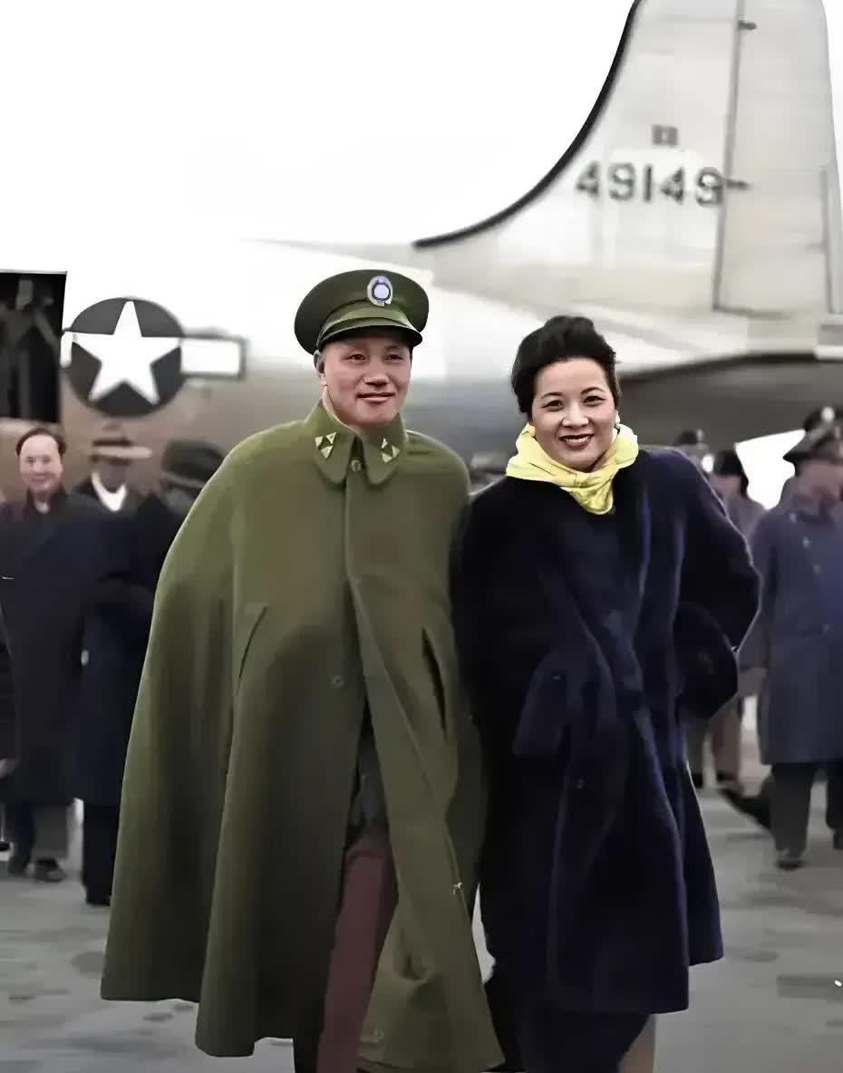 这张照片见证了1947年蒋介石与宋美龄抵达延安的时刻。照片表现了老蒋心情愉快的样