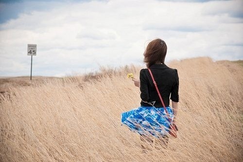 #解冻性情# #人生感悟# 在这个光怪陆离、瞬息万变的世界里，我们犹如一叶扁舟，