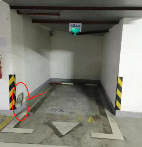 一个车位，能向你们述说很多故事！

这个车位相对于其余的车位，价格差了好多！原车