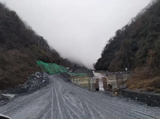 “这家碎石厂胆子太大了！”陕西安康，近日有网友举报一碎石厂涉嫌倒卖国有资产，甚至