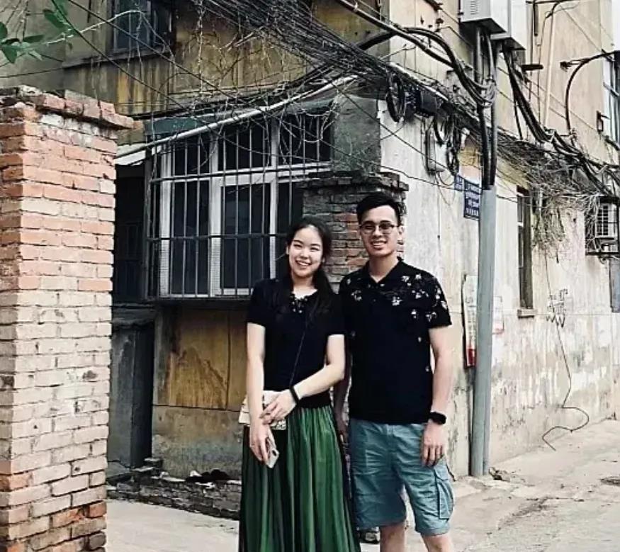 我和老婆相遇纯属意外。30年前，在一个小区，我们都是租客。她住2楼，我住3楼。由