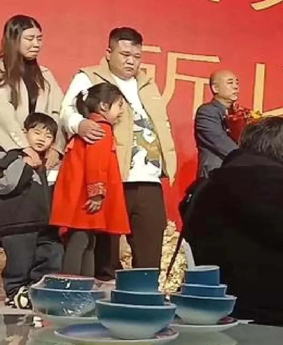 解清帅哥哥虽然穿着一百多元的体恤，但是开着的可是奔驰迈巴赫。他带大家参观邢台的一