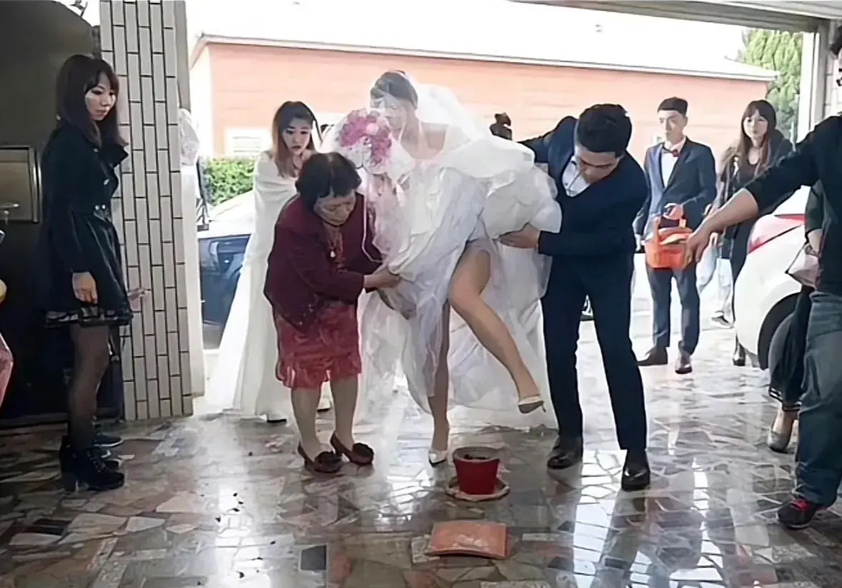 这个结婚跨火盆，如何，你家里习俗有吗？