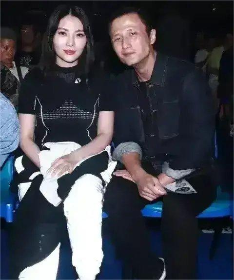 徐冬冬在尹子维各种呵护和爱护下还是沦陷了，两人之前高调在一起，又高调分手，本以为