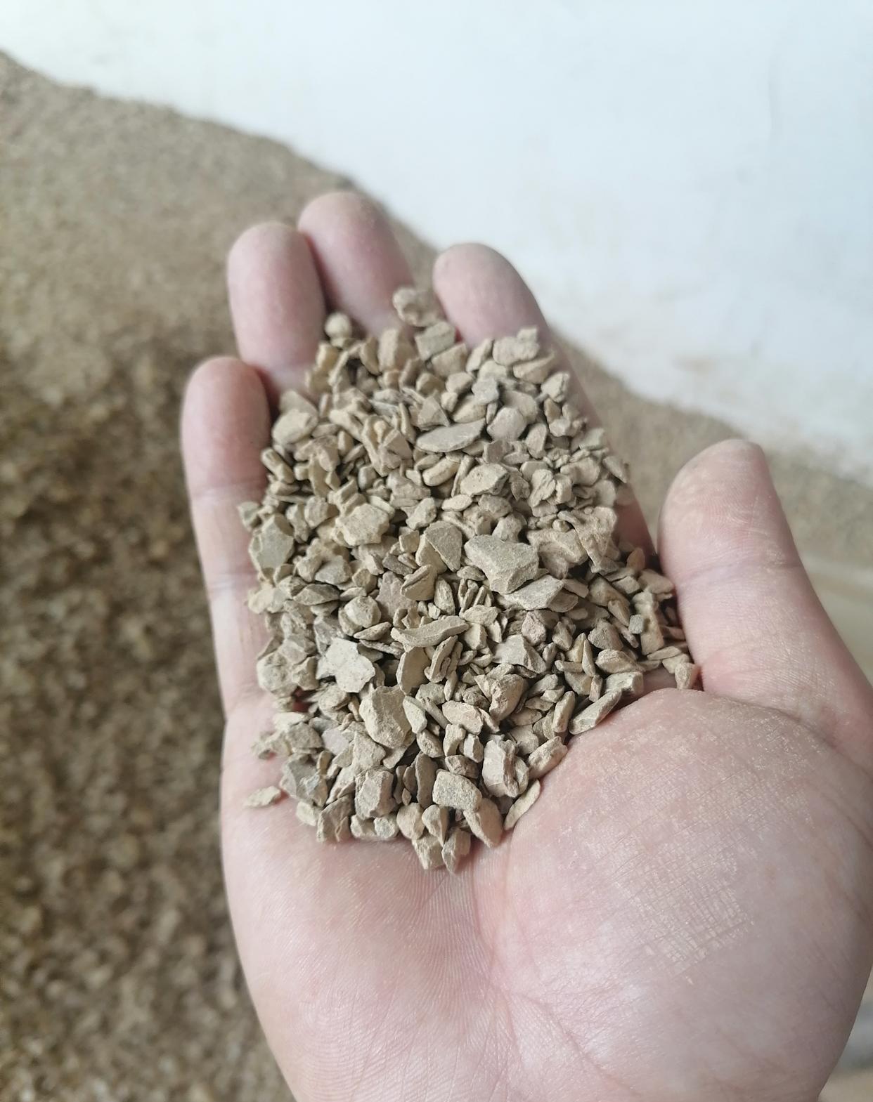 风化石在兰花种植中常有人用到，因其颗粒性状稳定，沥水保湿，清洁卫生，被兰友们用来