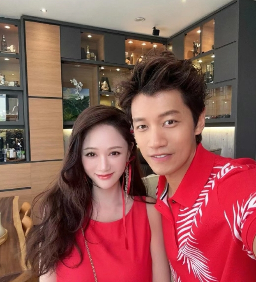 陈乔恩带妈妈回艾伦老家过年，豪宅KTV还可以舞龙[doge]，涨见识了 ​​​