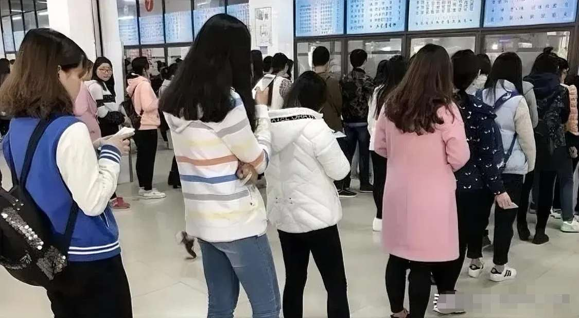 大学食堂有个阿姨，每次打饭都要抖一抖，生怕给多了。有一天女生买了2两饭，接过饭后