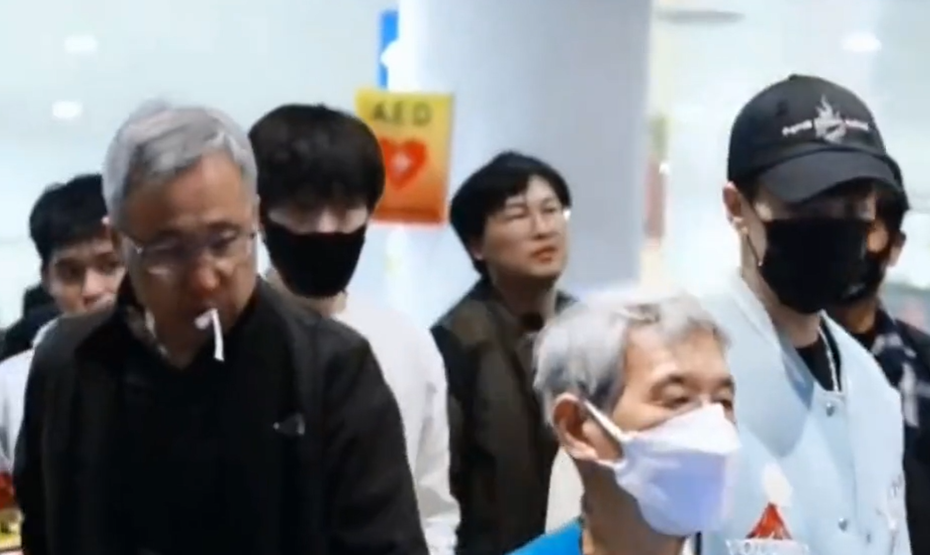 争议！王楚钦再遇怼脸拍，老奶奶推开，大头直接弹射起来
国乒全队奔赴韩国釜山，2月