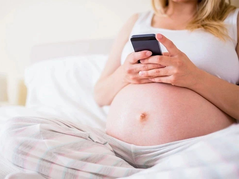 #宝妈育儿交流#    我们平时玩手机的时候，常常都是坐着低着头刷手机，要么就是