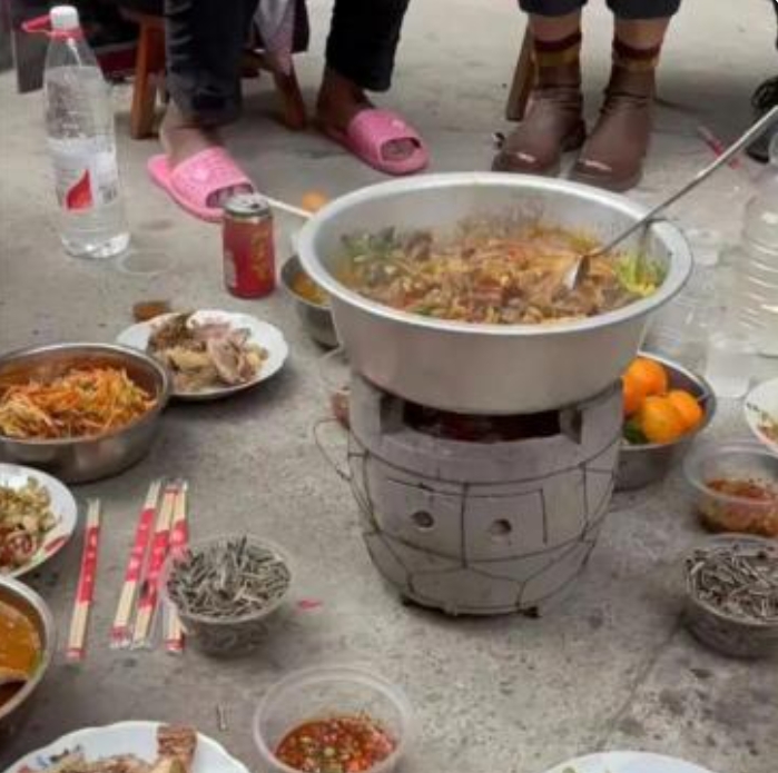 农村火锅，十来个人围在一起吃，图的就是热闹
