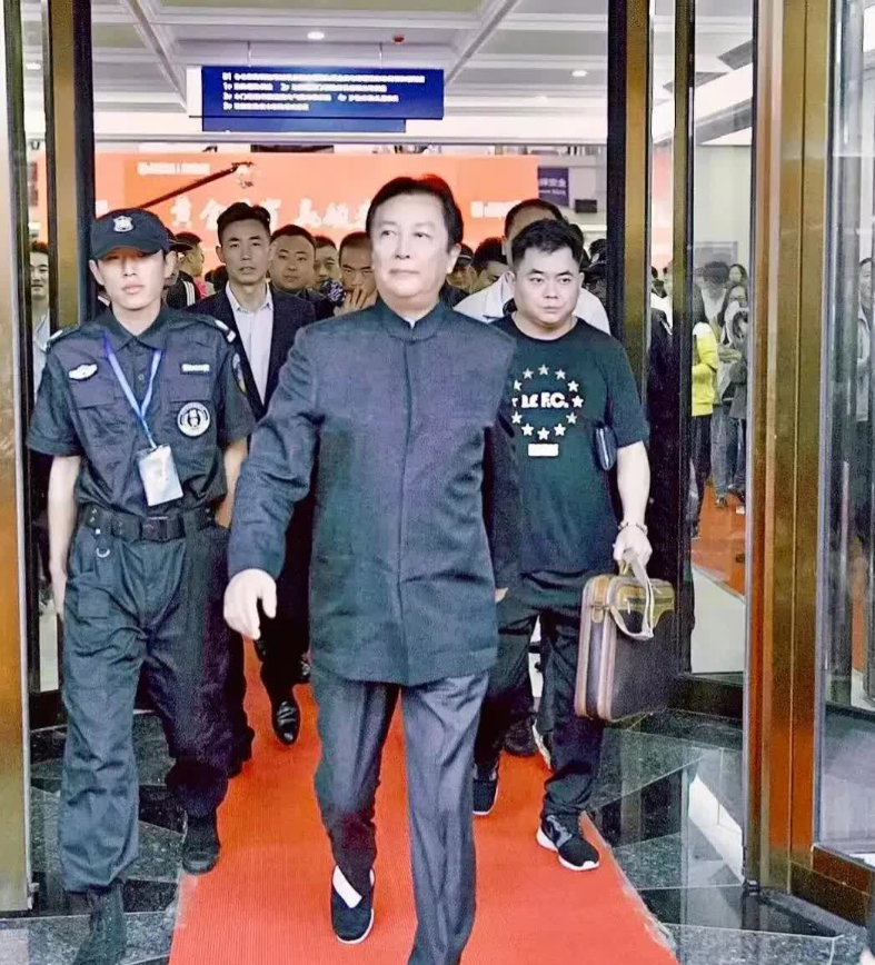 唐国强多年来频繁演绎伟人角色，这让他的气质发生了变化，不再拥有刚出道时的奶油小生