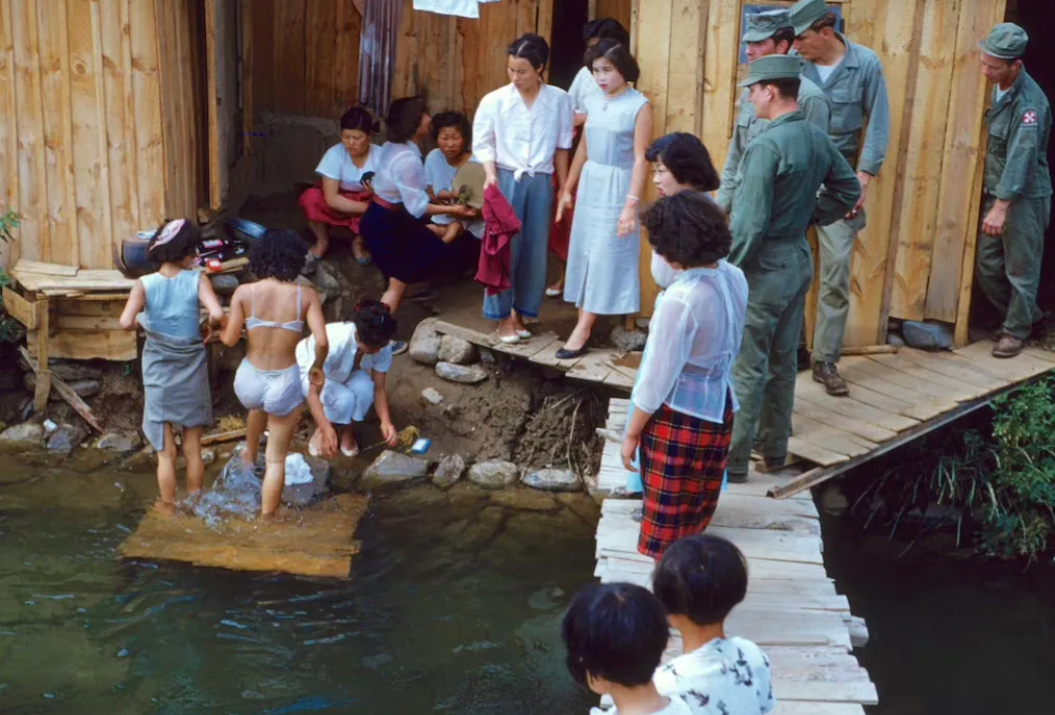 1959年，韩国釜山，美国当时在这里的军事基地，每天来这里“服务”的韩女不计其数